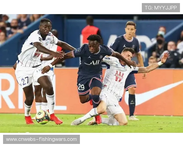 朗斯客场5-0大胜巴黎FC，赛义德、福法纳双双梅开二度